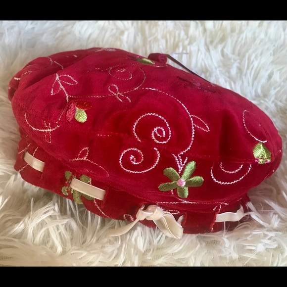 Beautiful red baret hat, perfect for the holidays. - Picture 1 of 6